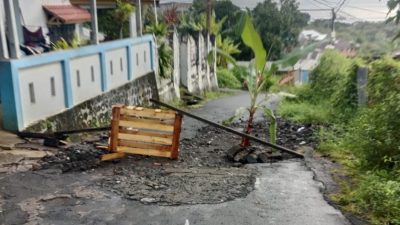 Warga Sangaji Utara Kota Ternate Tanam Pohon Pisang, Protes Jalan Rusak yang Bertahun-Tahun Dibiarkan