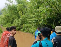 Banjir Rendam Jalan Goal Sahu Timur Halbar, Kendaraan Kesulitan Melintas