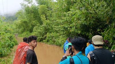 Banjir Rendam Jalan Goal Sahu Timur Halbar, Kendaraan Kesulitan Melintas