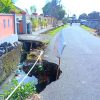 Drainase Rusak Sebabkan Jalan di Akehuda Ambruk, Warga Minta Penanganan Cepat