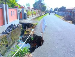 Drainase Rusak Sebabkan Jalan di Akehuda Ambruk, Warga Minta Penanganan Cepat
