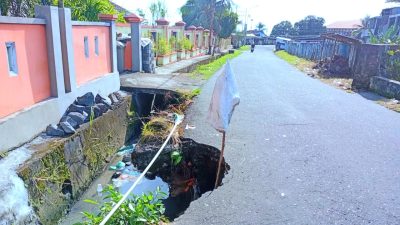 Drainase Rusak Sebabkan Jalan di Akehuda Ambruk, Warga Minta Penanganan Cepat
