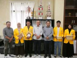 Rektor Unkhair Ganjar Mahasiswa Berprestasi dengan Penghargaan dan Uang Saku Pribadi